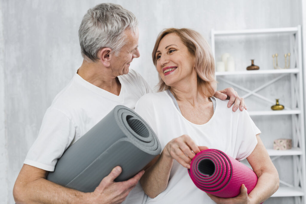 Casal se prepareando para uma aula de Pilates