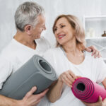 Casal se prepareando para uma aula de Pilates