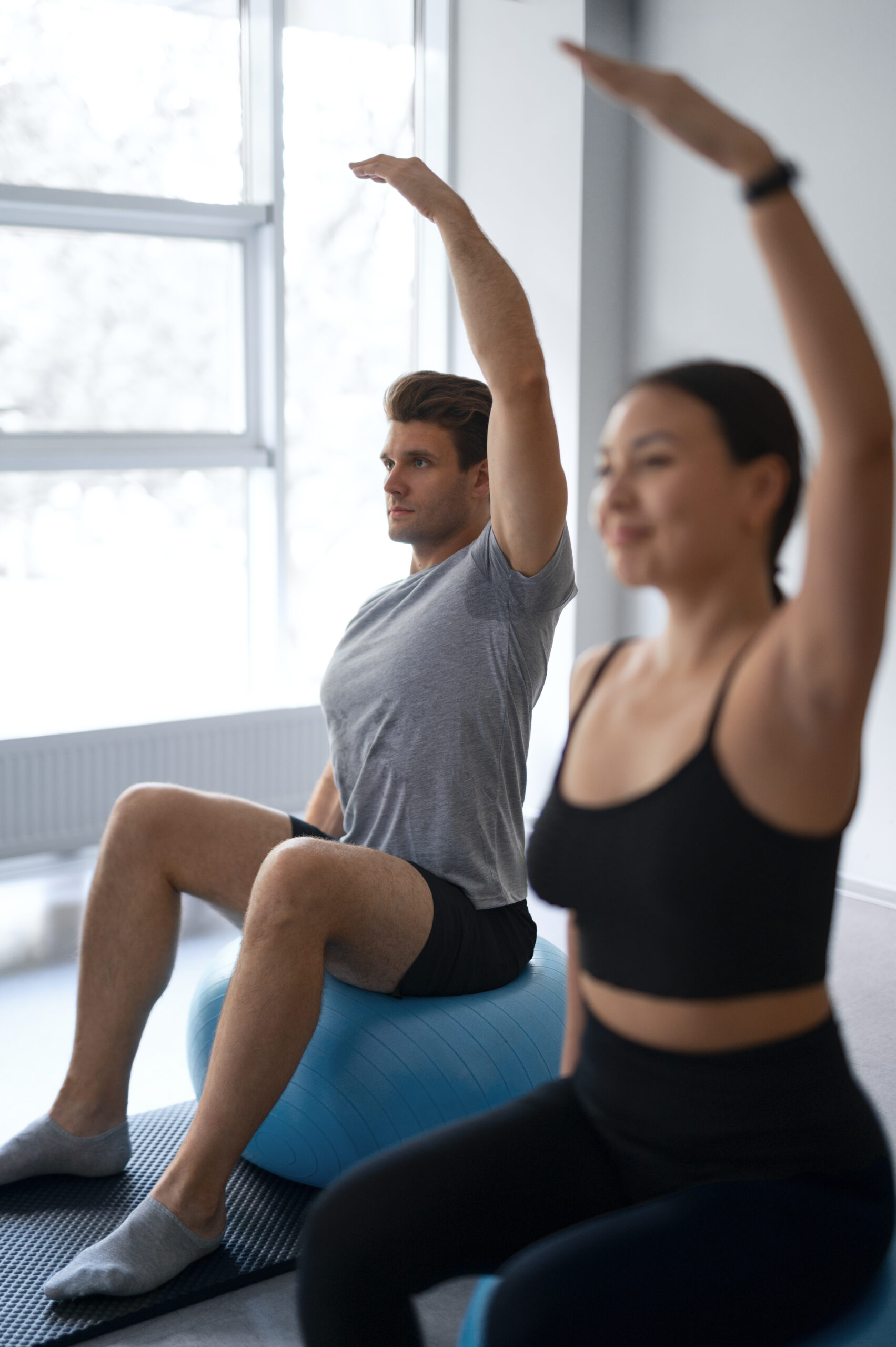 Casal fazendo aula de Pilates em estúdio