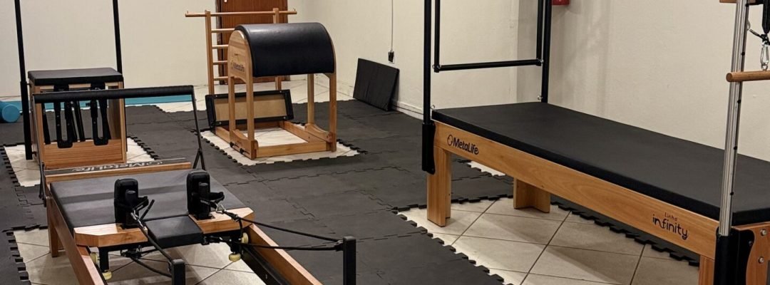 Sala de aparelhos do Camila Cerqueira Studio de Pilates, no bairro Cabral, em Contagem